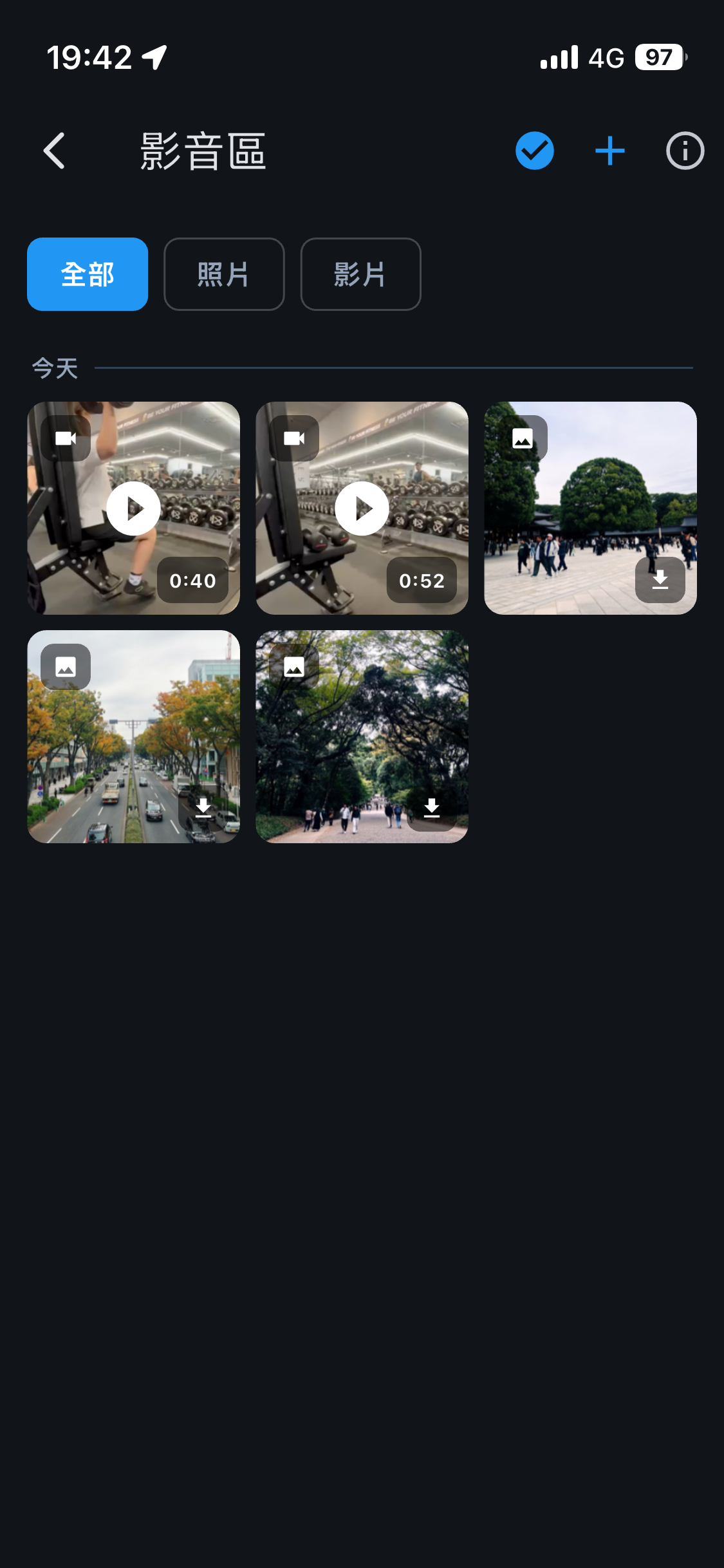 影音區依日期分段排列的照片和影片縮圖